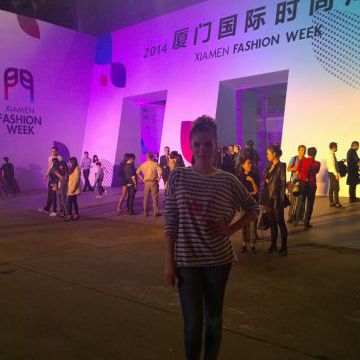 在中国时装周（厦门市）上演出，演出歌曲《I love fashion》并参与演出。 在中国深圳的国际环球小姐上的表现